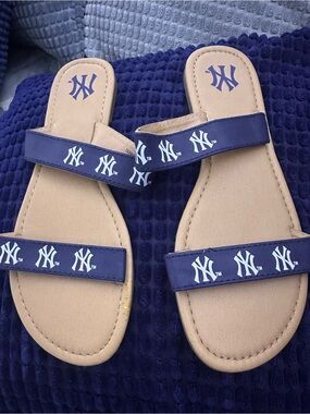 New York Yankees Navy Logo Slide Sandals Women Med 7-7.5